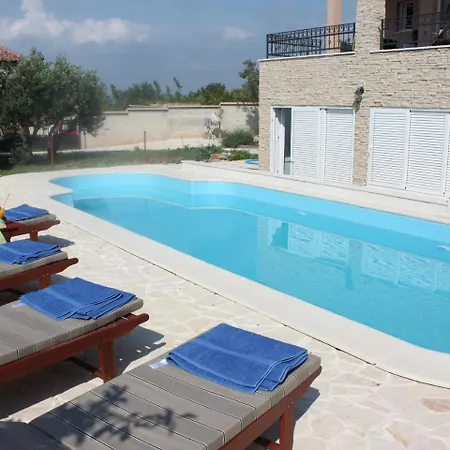 Quaint In With Pool
