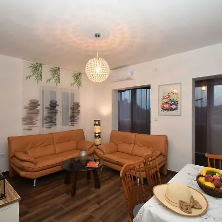 Quaint In With Pool * Murter