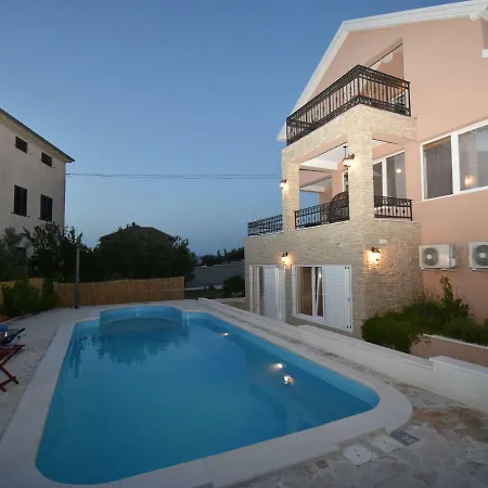 Quaint In With Pool *
